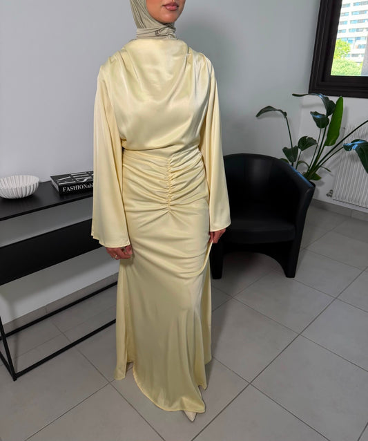 Robe satinée drapée