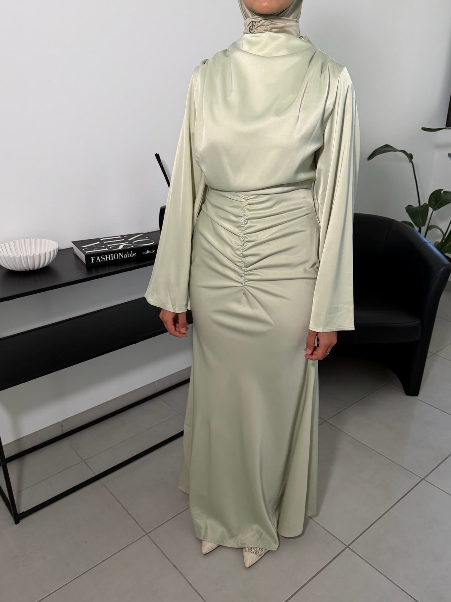 Robe satinée drapée